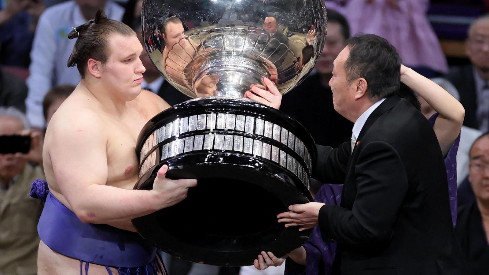 A Ukrainian refugee triumphs as a sumo champion in Japan