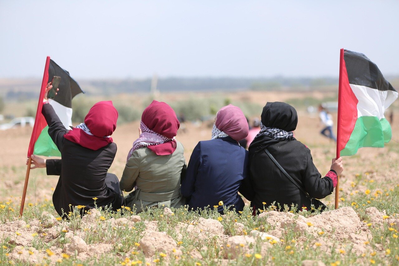 Children in Gaza displaying expressions of fear and confusion amidst the backdrop of ongoing violence
