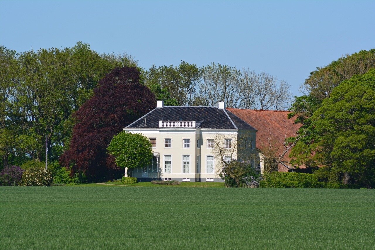 Local residents engaging in discussions about the excavation, reflecting the community's interest in preserving their town's rich heritage
