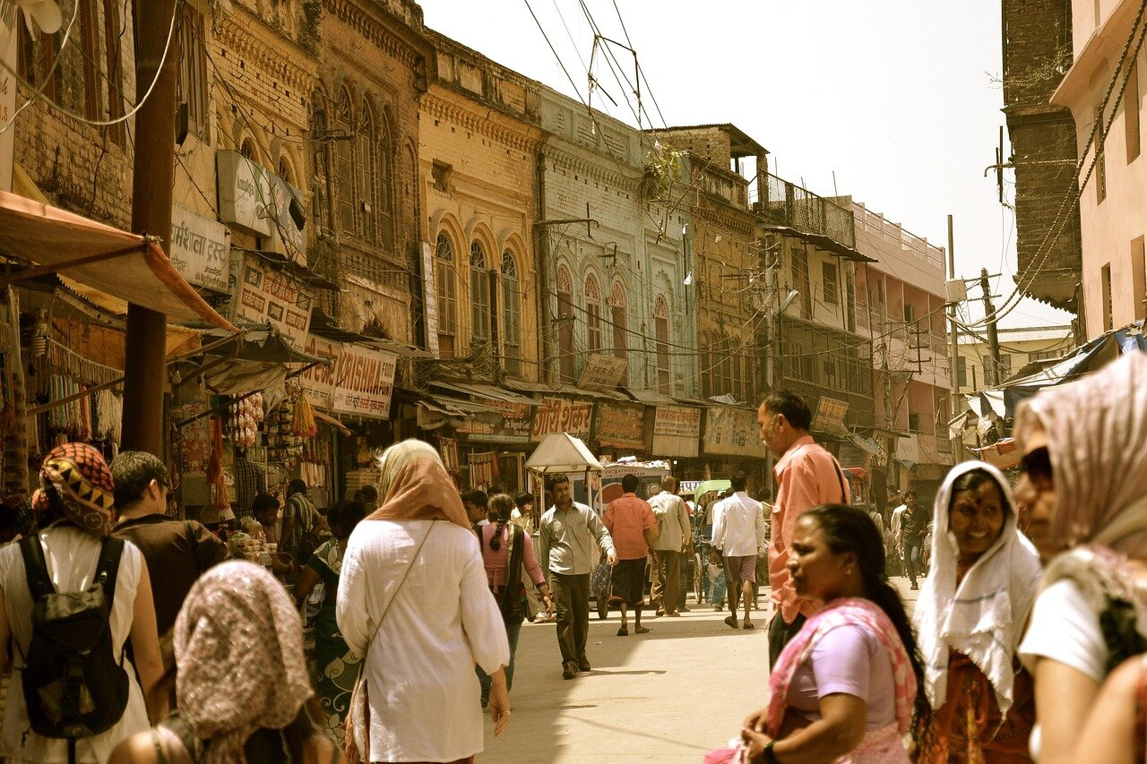 A crowded informal settlement illustrating the living conditions of those most impacted by rising temperatures in the city