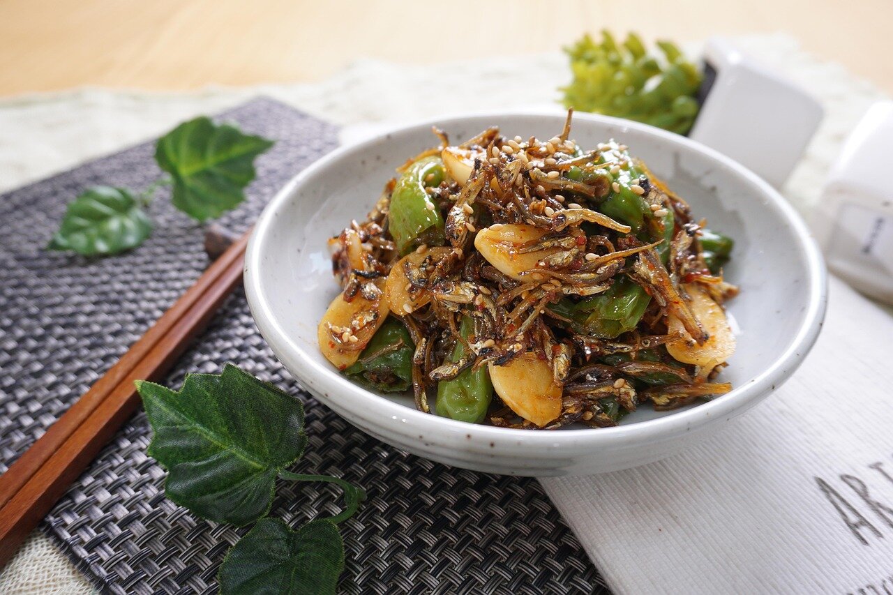 A group of Korean entertainment industry leaders discusses the future of Kcontent during a conference, highlighting the growth and global impact of Korean dramas and music.