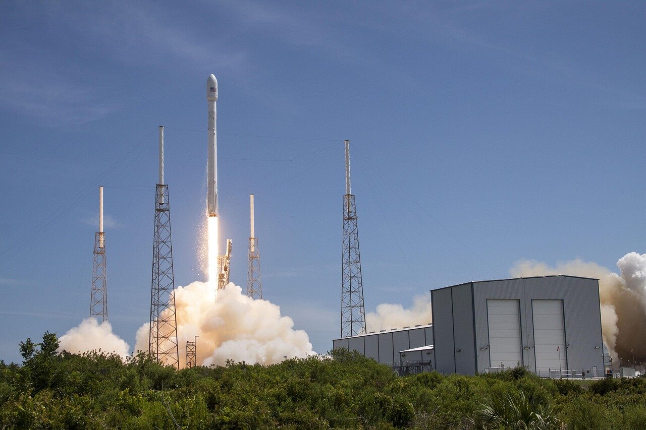 Flames and smoke erupt from the Raptor engines as the Starship rocket lifts off, showcasing its powerful launch capabilities