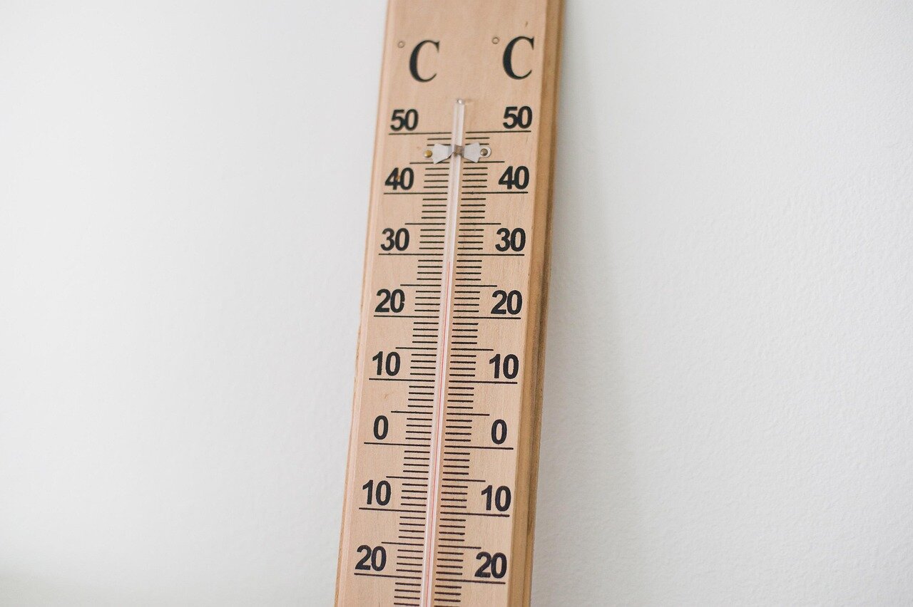 An urban heatwave scene, with residents seeking relief from soaring temperatures while public health systems face increased pressure