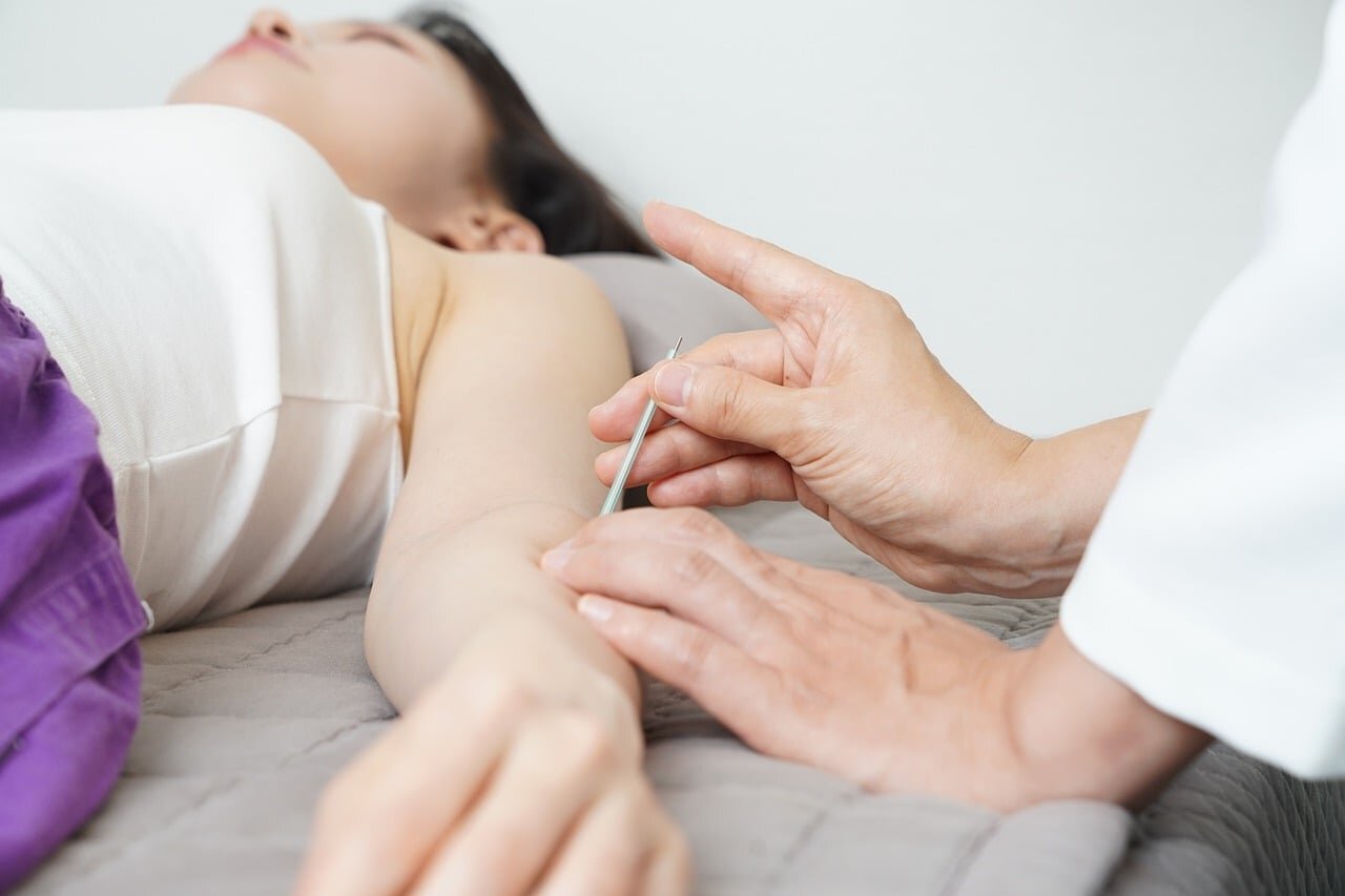 A closeup of a therapy session where a child interacts with a practitioner using evidencebased techniques designed to support autism development
