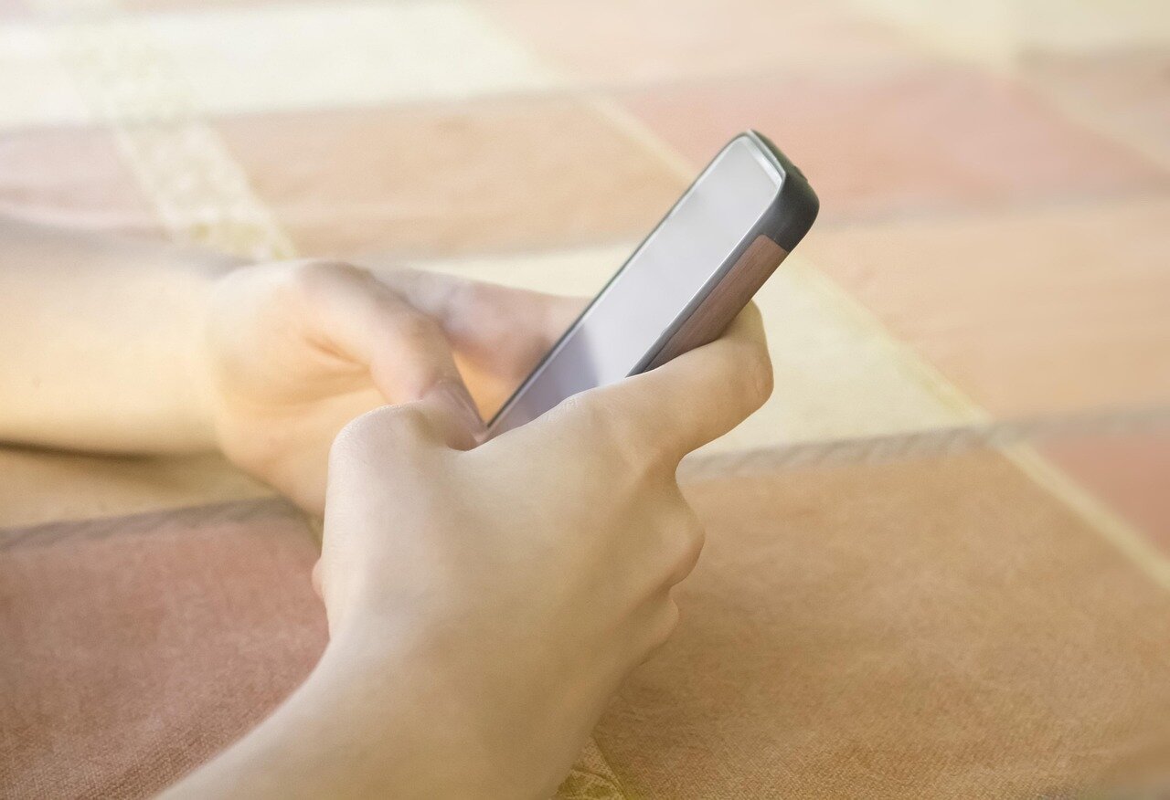 A group of concerned parents and educators gather at a community meeting to discuss Ofcom's findings on children's safety on social media platforms like TikTok and YouTube.