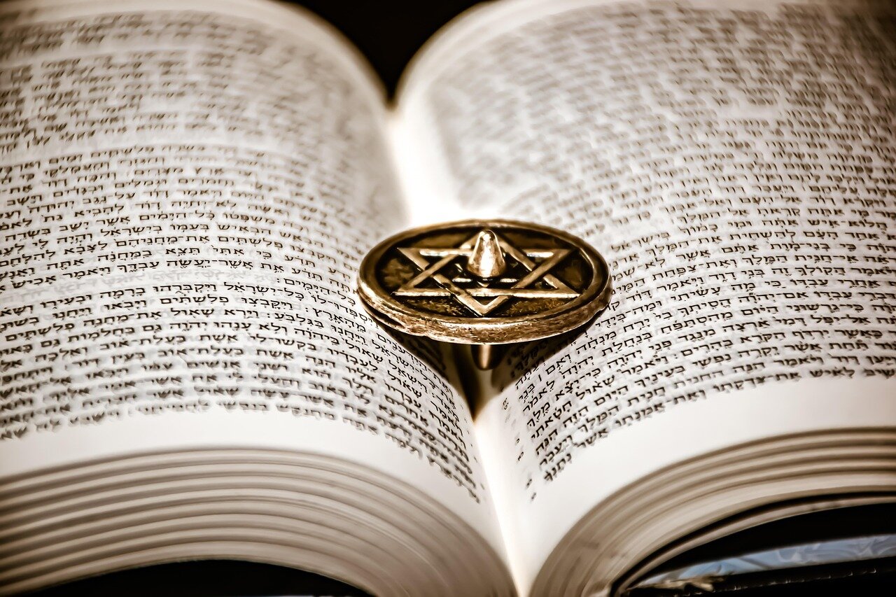 An art educator engaging a group of students in a workshop, discussing Hockney's influence on contemporary art and encouraging creativity among young artists