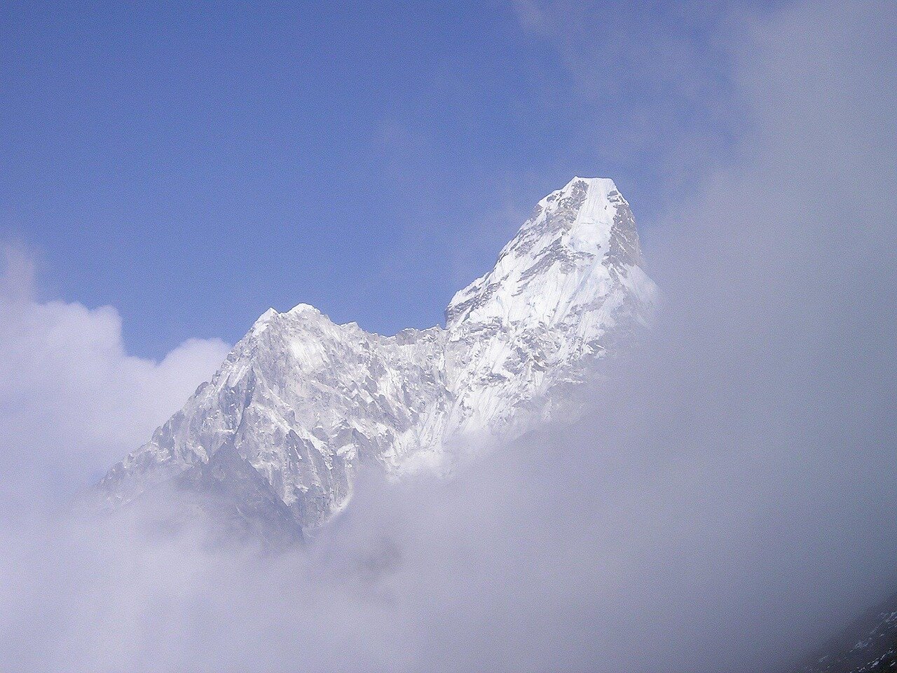 Rescue teams prepare to mobilize in response to the sighting of the guide, highlighting the urgency of ensuring safety for climbers on the mountain