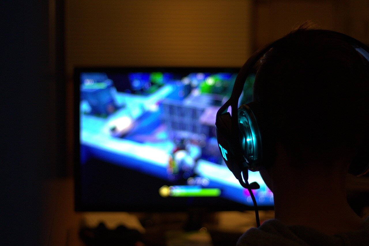 Players eagerly equip Mongraal's skin, demonstrating their support and admiration for the toptier Fortnite player during gaming sessions