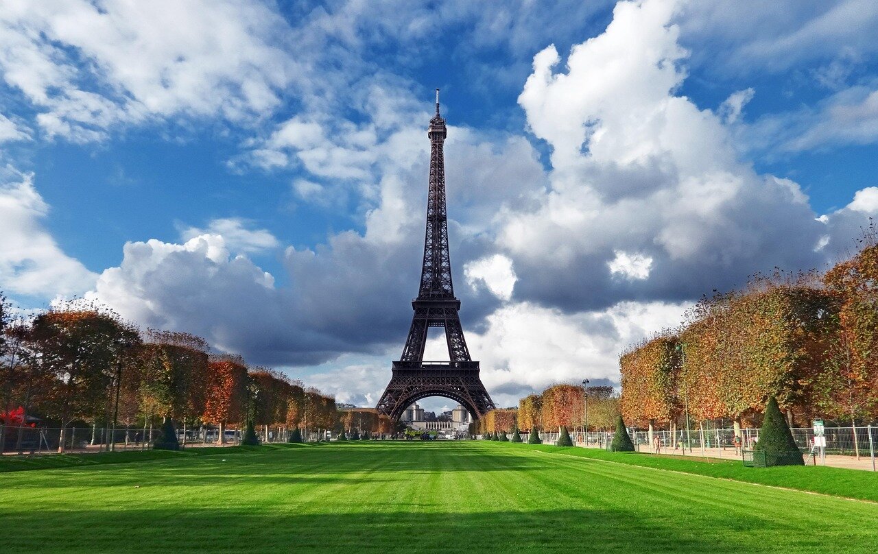 A modern esports venue in Paris showcasing advanced technology and infrastructure, ready to host international gaming events