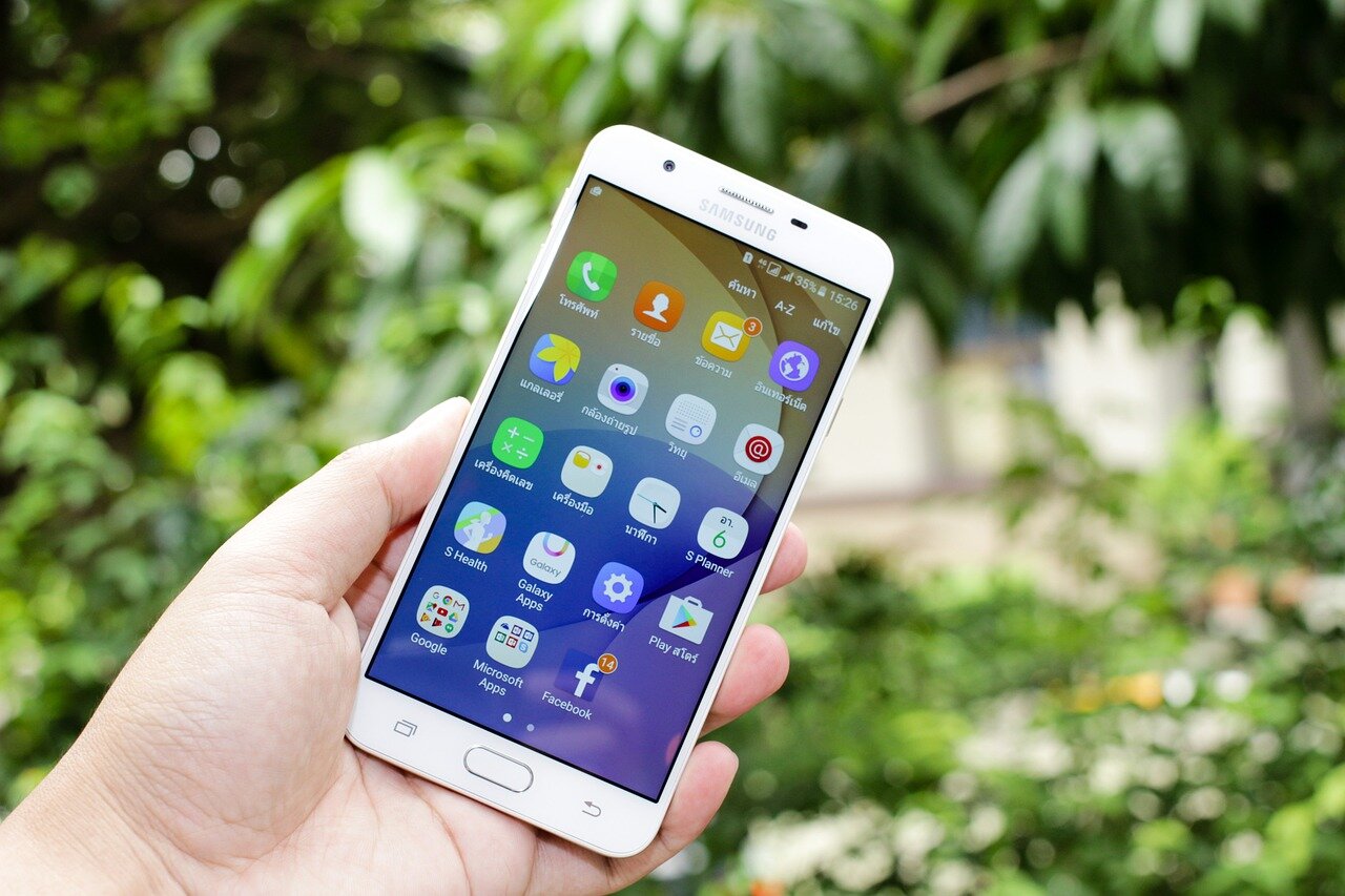 A sidebyside comparison of the Samsung Galaxy S26 Ultra with other smartphones, highlighting its superior screen size and privacyfocused features