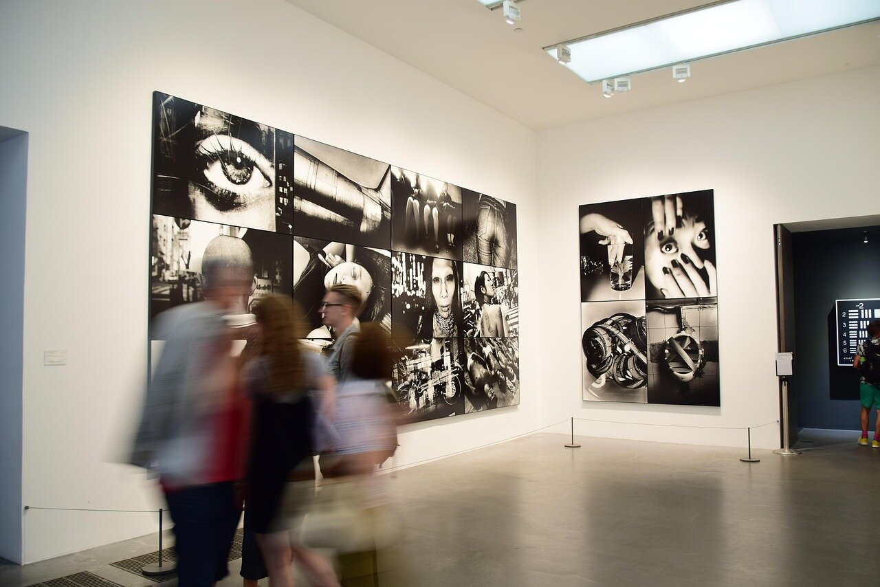 A visitor interacts with an immersive digital installation that showcases Kahlo's influence on contemporary art, highlighting the evolving nature of art exhibitions