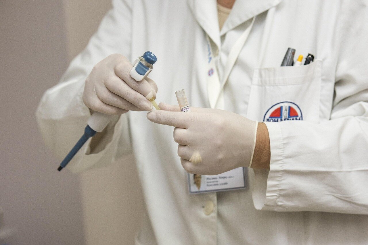 A woman discussing her endometriosis symptoms with a healthcare provider during a consultation