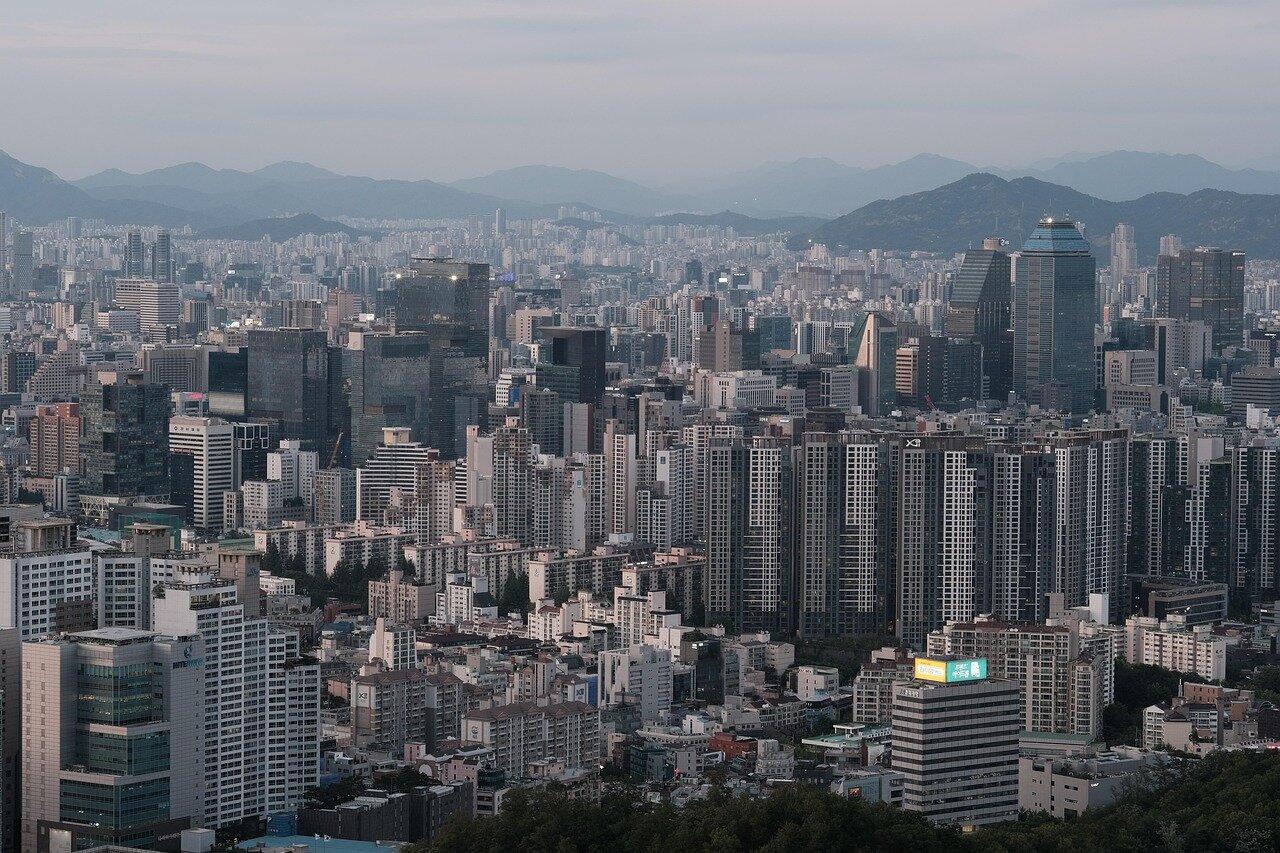 South Korea's football coach Paulo Bento announces his resignation at a press conference, surrounded by reporters and cameras, following the national team's disappointing exit from the 2022 FIFA World Cup.
